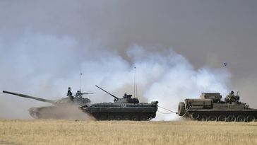 T72-B3, BMP-2 und Brem-1M beim Manöver der SCO in Orenburg, 23.09.2021