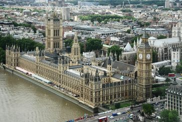 Palace of Westminster mit dem Victoria Tower (links) und dem Elizabeth Tower (rechts)