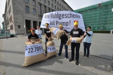 Anlässlich der Steuerschätzung demonstrierten heute vier als Deutsche Michel verkleidete Bürger vor dem Berliner Bundesfinanzministerium. Bild: obs/Initiative Neue Soziale Marktwirtschaft (INSM)