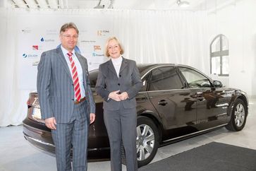 Forschungsministerin Prof. Dr. Johanna Wanka und Reiner Mangold, Leiter nachhaltige Produktentwicklung der AUDI AG, füllten die ersten fünf Liter Audi e-diesel in den Dienstwagen der Ministerin - einen Audi A8 3.0 TDI clean diesel quattro.  Bild: AUDI AG