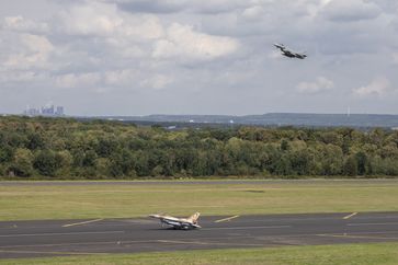 Erste Landung einer israelischer F-16C/D "Barak" während ein Eurofighter des TaktLwG 31 "B" über der F-16C/D durchstartet bei der deutsch-isralischen Übung BLUE WINGS 2020 beim Taktischen Luftwaffengeschwader 31 "Boelcke" in Nörvenich (2020) Bild:     Bundeswehr / Jane Schmidt