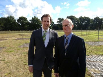 Die Professoren Dr. Marcus Brüggen und Dr. Dominik Schwarz (v.l.) freuen sich, dass der Betrieb in Norderstedt startet. Quelle: Foto: Universität Bielefeld (idw)