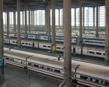 Die neue Haupthalle des Bahnhofs Atocha mit Zügen der RENFE