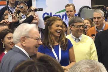 Buffett, Kathy Ireland and Bill Gates at the 2015 Berkshire Hathaway shareholders meeting