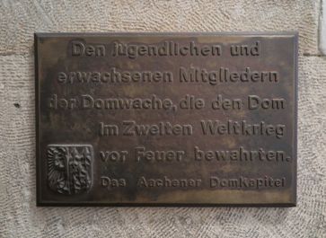 Gedenktafel für die Domwache während des Zweiten Weltkriegs im Aachener Dom
