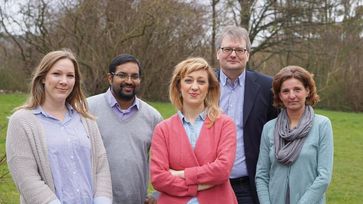 Wirtschaftsinformatiker und Sozialpädagoginnen der Universität Hildesheim arbeiten im Team: Luisa Peters, Julien Hofer, Miriam Sitter, Professor Ralf Knackstedt, Professorin Inga Truschkat. Quelle: Foto: Isa Lange / Uni Hildesheim (idw)