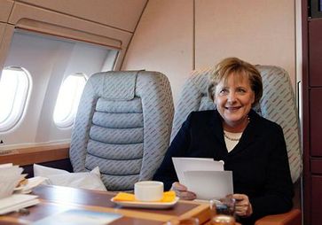 Auf Dienstreisen nutzt Bundeskanzlerin Merkel die Zeit im Flugzeug, um Unterlagen durchzuarbeiten. Bild: angela-merkel.de - Laurence Chaperon