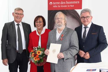 Verleihung des Bundesverdienstkreuzes an terre des hommes-Gründer Lutz Beisel: (v.l.) Tuttlingens Oberbürgermeister Michael Beck, Sigrid Debus-Beisel, Lutz Beisel, Justizminister Baden-Württembergs Guido Wolf. Bild: "obs/terre des hommes Deutschland e.V./Stadt Tuttlingen"