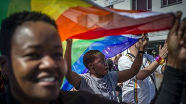 LGBT-Aktivisten schwenken die Regenbogenflagge.
