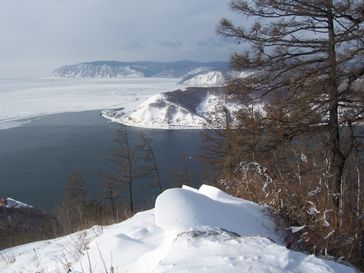 Blick vom Tscherski-Fels auf den Ursprung der Angara im Baikal­see, inklusive Schamanen­stein