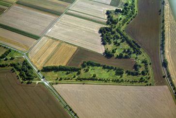 Das Grüne Band: Luftbild von der ehemaligen Grenze zwischen Obersuhl in Hessen und Dankmarshausen in Thüringen.  bild: Klaus Leidorf | BUND Fotograf: Klaus Leidorf