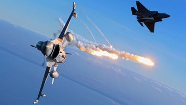 Kampfflugzeuge vom Typ Lockheed Martin F-35A Lighting II (oben rechts) und Lockheed Martin F-16 Fighting Falcon  (Symbolbild) Bild: Legion-media.ru