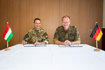 Brigadegeneral Attila Takáz (l.) und Brigadegeneral Dirk Kipper (r.) unterzeichnen das Protokoll der Vereinbarung Bild: "obs/Presse- und Informationszentrum des Heeres/Maximilian Schulz"