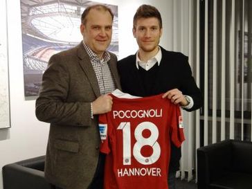 Jörg Schmadtke (Geschäftsführer Sport) und Sébastien Pocognoli. Bild:: "obs/Hannover 96 GmbH & Co. KGaA"