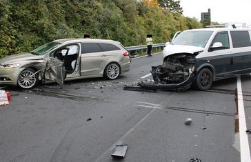 Die Unfallstelle musste vollgesperrt werden. Bild: Polizei Minden-Lübbecke