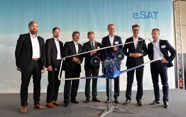 V.l.n.r.: Prof. Dr. Kai-Uwe Schröder (e.SAT GmbH), Prof. Dr. Eike Stumpf (e.SAT GmbH), Prof. Dr. Frank Janser (e.SAT GmbH), Dr. Hendrik Schulte (Staatssekretär, Ministerium für Verkehr des Landes Nordrhein-Westfalen), Prof. Dr. Günther Schuh (e.SAT GmbH), Hendrik Wüst (Minister für Verkehr des Landes Nordrhein-Westfalen) und Prof. Dr. Peter Jeschke (e.SAT GmbH)