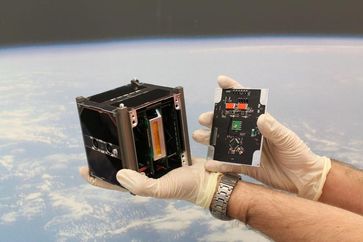 Der Würzburger Uni-Satellit UWE-3 hat ein handliches Format.
Quelle: (Foto: Lehrstuhl für Informatik VII) (idw)