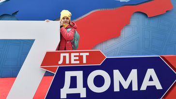 "7 Jahre zu Hause": Ein Mädchen während der Feierlichkeiten zum siebten Jahrestag der Wiedervereinigung der Krim, Simferopol, 16. März 2021.