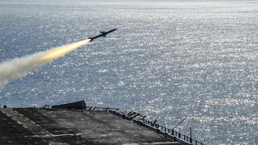 (Symbolbild): Aufnahme vom 29. Januar 2019: Eine RIM-7P-Rakete wird von einem NATO Sea Sparrow-Raketenwerfer auf dem amphibischen Angriffsschiffs USS Boxer (LHD 4) während einer Live-Fire-Raketenübung im pazifischen Ozean abgefeuert.