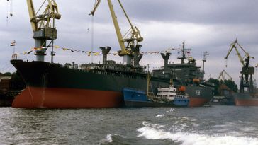 Alte Partnerschaft: Der indische Tanker Jyoti, für die indische Marine auf der Admiralitätswerft in St. Petersburg gebaut, ebendort bei der Feier des 300. Jahrestages der russischen Marine (28. Juli 2006)