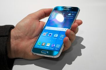 Das Samsung Galaxy S6 ist ein Smartphone, das vom Hersteller Samsung am 1. März 2015 im Vorfeld des GSMA Mobile World Congress in Barcelona, zeitgleich mit dem Galaxy S6 Edge vorgestellt wurde.