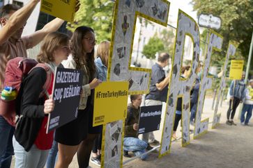 Amnesty International protestiert vor türkischer Botschaft in Berlin für eine freie Presse /Bild: "obs/Amnesty International/Henning Schacht"