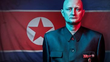 Als Spion in Nordkorea - ein Familienvater aus Dänemark will undercover die Verstrickungen des Regimes in den internationalen Waffen- und Drogenhandel aufdecken. Bild: ZDF Fotograf: ZDF/Piraya Film I /Wingman Media