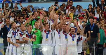 Hans-Dieter Flick (links) nach dem Gewinn der WM 2014