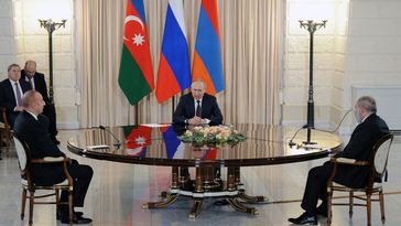 Archivbild: Trilaterale Gespräche zwischen dem russischen Präsidenten Wladimir Putin, dem aserbaidschanischen Präsidenten Ilham Alijew und dem armenischen Ministerpräsident Nikol Paschinjan. Bild: Sputnik / Michail Klimentjew