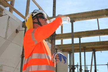 Wer im Freien arbeitet muss bei hohen Temperaturen viel zu trinken. Bild: "obs/Berufsgenossenschaft der Bauwirtschaft/Thomas Lucks/ BG BAU"