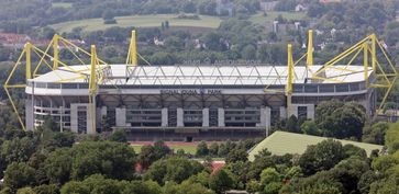 Der Signal Iduna Park (bis 1. Dezember 2005 Westfalenstadion) ist mit 80.667 Zuschauerplätzen[3] in Bundesliga-Konfiguration das größte Fußballstadion Deutschlands.