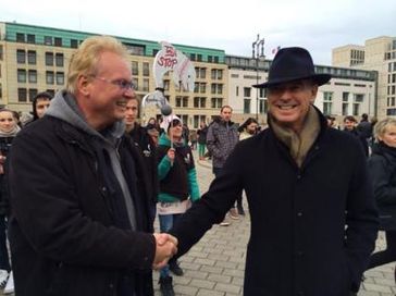 Unterstützung für Anti-Walfang-Demonstration (lks. Jürgen Ortmüller (WDSF) und Pierce Brosnan). Bild: "obs/Journal Society GmbH/Wal- und Delfinschutz-Forum"