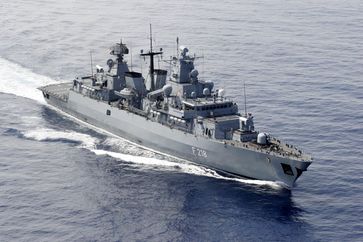 Luftbild der Fregatte MECKLENBURG-VORPOMMERN während des Einsatzes im Mittelmeer Bild:     PIZ Marine