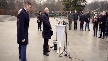 Bild: SS Video: "KenFM am Set: Übergabe des Spendenschecks für die Russischen Veteranen am 05.01.21 in Berlin" (https://tube.kenfm.de/videos/watch/201d440d-3fda-4a67-8949-8d0beb0e6a20) / Eigenes Werk