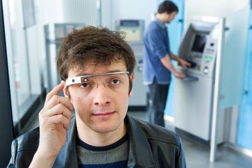 Informatiker nutzen den Schädelknochen und Sensoren des Brillencomputers Google Glass, um den legiti
Quelle: Foto: Oliver Dietze (idw)