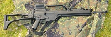 Das Sturmgewehr G36 ist die Ordonnanzwaffe der Bundeswehr und Nachfolger des Gewehres G3, das ebenfalls von Heckler & Koch entwickelt und produziert wurde.