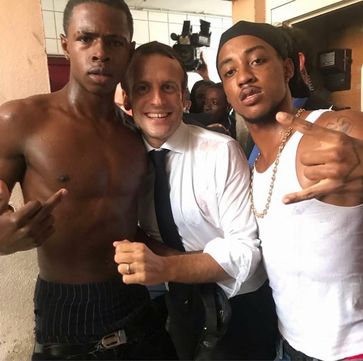 Emmanuel Macron posiert mit Stinkefinger-Schwarzen