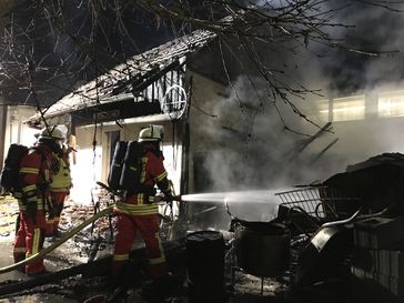 Atemschutztrupp mit einem C-Rohr im Einsatz Bild Markus Fritsch Kreisfeuerwehrverband Calw e.V.