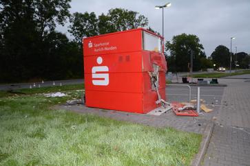 Das Foto zeigt den gesprengten Geldausgabeautomaten in Riepe. Bild: Polizei