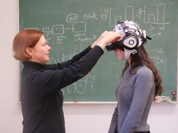 Mit dieser technischen Ausrüstung erforscht Dr. Barbara Händel (l.), wie sich Bewegung auf die Verarbeitung visueller Reize auswirkt.
Quelle: (Foto: Robert Emmerich / Universität Würzburg) (idw)