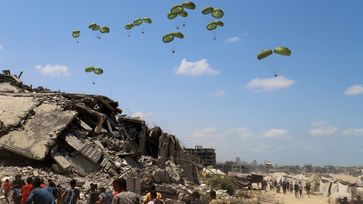 Menschen laufen in Richtung abgeworfener Hilfsgüter im nördlichen Gazastreifen. Bild: WDR/REUTERS/Ebrahim Hajjaj Fotograf: Ebrahim Hajjaj