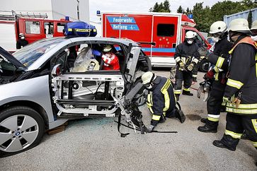 Rettung aus dem Carbon-Elektroauto BMW i3 Bild: ADAC