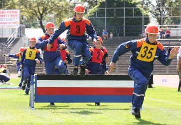 Erst über die Hürde, und dann ab auf's Treppchen: Der Jugendfeuerwehr Oberneukirchen (Bayern) gelang mit dem dritten Platz ein großer Erfolg. Bild: Marco Haupenthal / Deutscher Feuerwehrverband