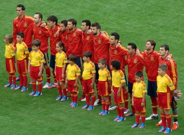 Spanische Startaufstellung beim EM-Gruppenspiel gegen Italien am 10. Juni 2012. Von links nach rechts: Arbeloa, Iniesta, Silva, Alba, Alonso, Busquets, Piqué, Fàbregas, Xavi, Ramos und Casillas.
