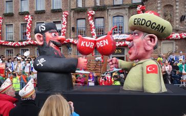 Karnevalswagen am Rosenmontag 2016 auf dem Marktplatzvor von Düsseldorf