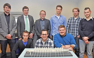 Prof. Christoph Schäfer und Michael Hoffmann (Zweiter und Dritter von links) mit Studierenden der Un
Quelle: Uni Trier (idw)