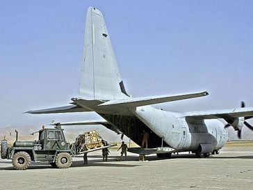 Szene am Flughafen Feyzabad. Bild: Bundeswehr/Stollberg/Martin Stollberg