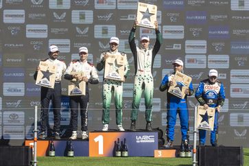 Podium der WRC2 Challenger mit den Skoda Teams Nikolay Gryazin/Konstantin Aleksandrov (mitte) und Jorge Martínez Fontena/Rubén García (rechts). (2025) Bild: Skoda Auto Fotograf: Skoda Auto Deutschland GmbH