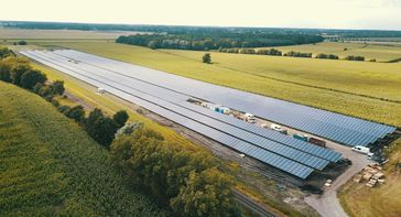 Der E.ON Solarpark Hassel im Landkreis Stendal (Sachsen-Anhalt) mit einer Leistung von 7,8 Megawattpeak erzeugt genug Strom, um damit rund 2.500 Haushalte komplett mit Energie zu versorgen. Bild:"obs/E.ON Energie Deutschland GmbH\"