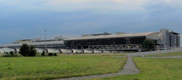 Check-in-Bereich (rechts) des Zentralterminals am Flughafen Leipzig/Halle, eröffnet 2003, davor der Flughafenbahnhof